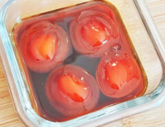 『卵黄漬けと肉そぼろのおにぎり』を作る写真(撮影:キジカク)