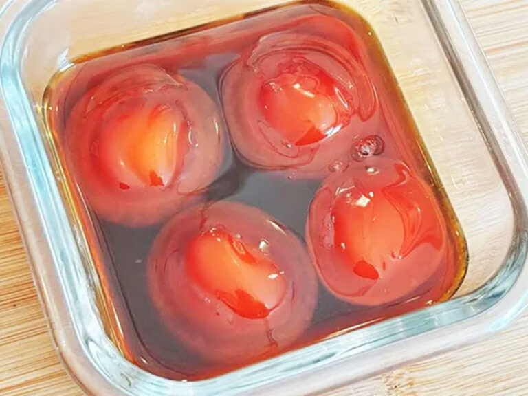 『卵黄漬けと肉そぼろのおにぎり』を作る写真（撮影：キジカク）