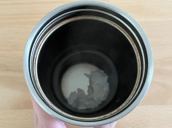 卵の殻を入れた水筒の写真（撮影：grapeライフハック編集部）