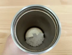 卵の殻を入れた水筒の写真(撮影:grapeライフハック編集部)