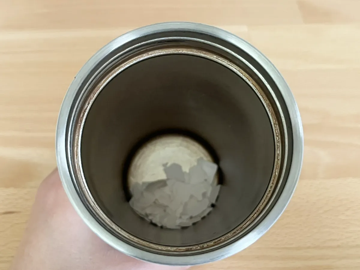 卵の殻を入れた水筒の写真(撮影:grapeライフハック編集部)