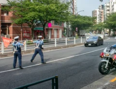 検問をしている警察官の写真