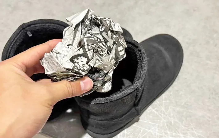 『新聞紙で靴を乾かす方法』の写真（撮影：キジカク）