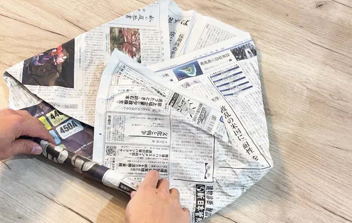 『新聞紙で靴を乾かす方法』の写真（撮影：キジカク）