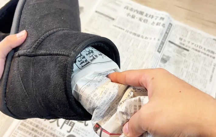 『新聞紙で靴を乾かす方法』の写真（撮影：キジカク）