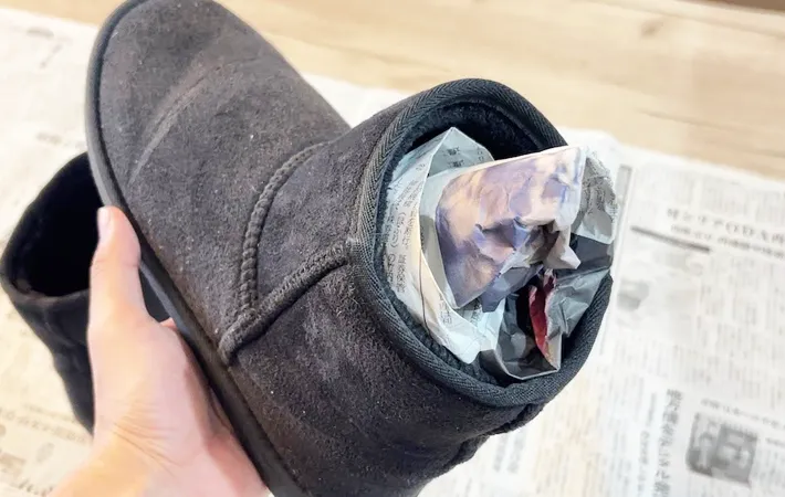 『新聞紙で靴を乾かす方法』の写真（撮影：キジカク）