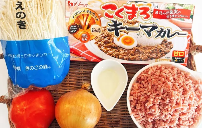 『レンジで作るトマトたっぷりキーマカレー』の材料写真（撮影：キジカク）