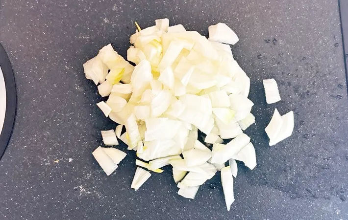 『レンジで作るトマトたっぷりキーマカレー』を作る写真（撮影：キジカク）