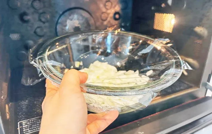 『レンジで作るトマトたっぷりキーマカレー』を作る写真（撮影：キジカク）