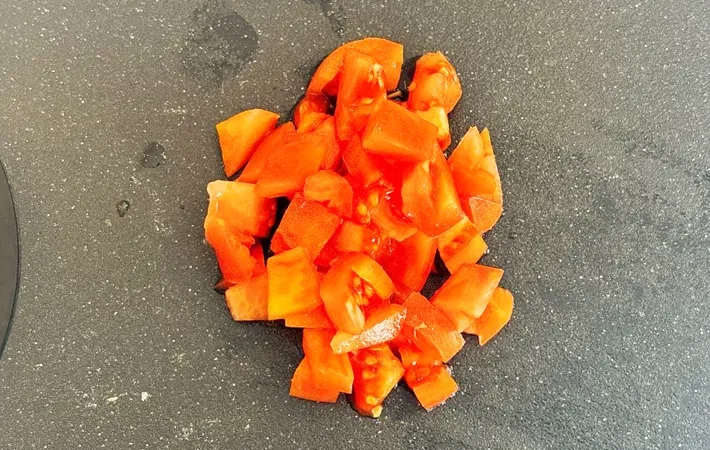 『レンジで作るトマトたっぷりキーマカレー』を作る写真（撮影：キジカク）