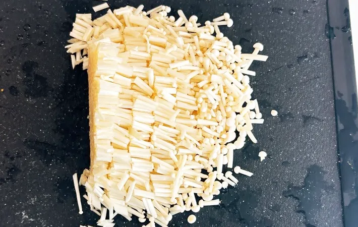 『レンジで作るトマトたっぷりキーマカレー』を作る写真（撮影：キジカク）