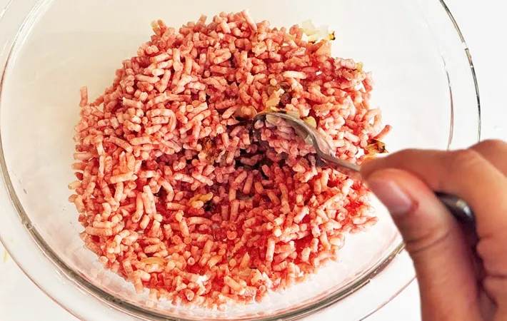 『レンジで作るトマトたっぷりキーマカレー』を作る写真（撮影：キジカク）