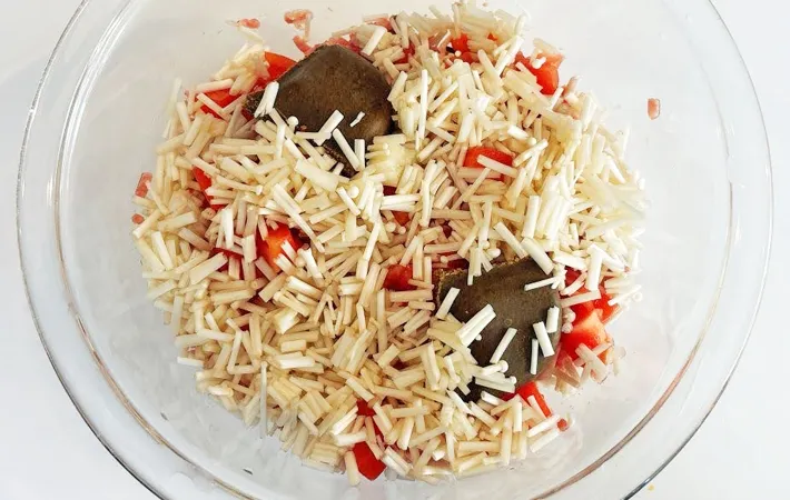 『レンジで作るトマトたっぷりキーマカレー』を作る写真（撮影：キジカク）