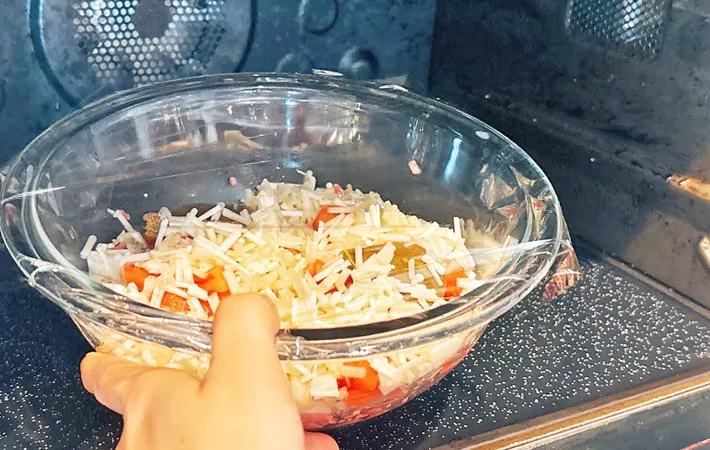 『レンジで作るトマトたっぷりキーマカレー』を作る写真（撮影：キジカク）