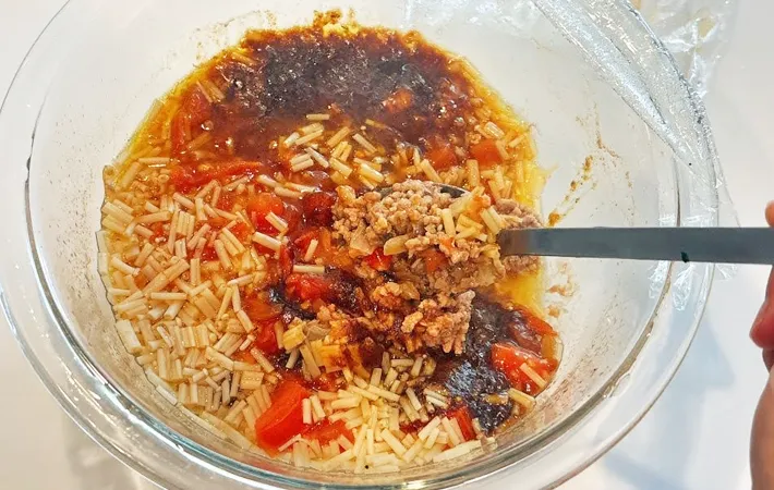 『レンジで作るトマトたっぷりキーマカレー』を作る写真（撮影：キジカク）