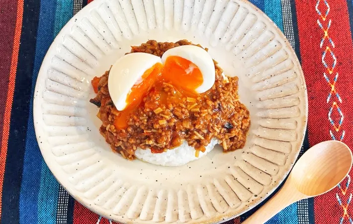 『レンジで作るトマトたっぷりキーマカレー』の完成写真（撮影：キジカク）