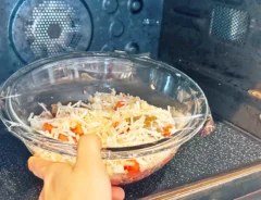 『レンジで作るトマトたっぷりキーマカレー』を作る写真（撮影：キジカク）