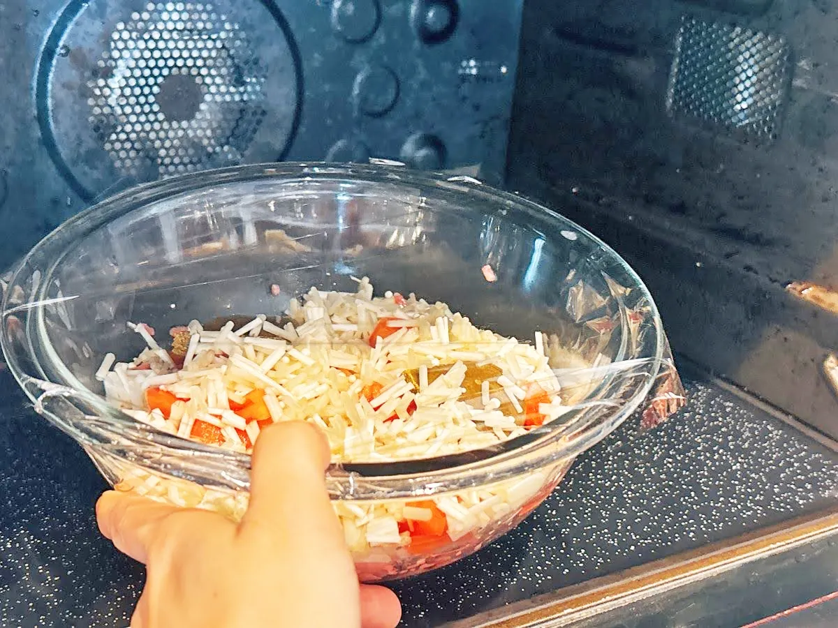 『レンジで作るトマトたっぷりキーマカレー』を作る写真（撮影：キジカク）