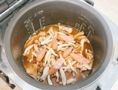 『禁断の炊き込みご飯』を作る写真（撮影：キジカク）