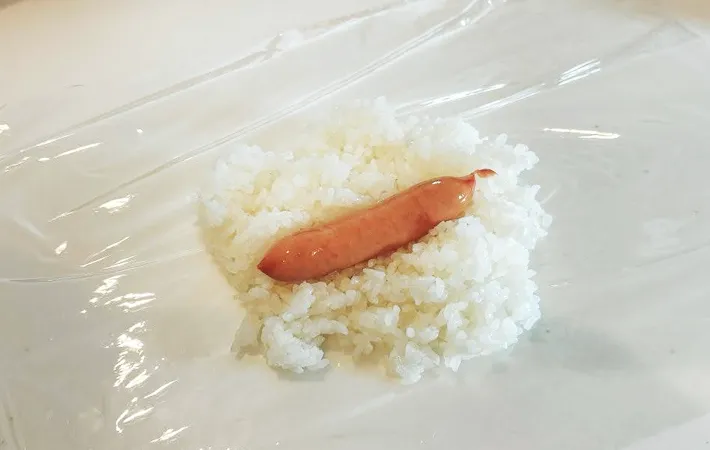 『肉巻きおにぎり』を作る写真（撮影：キジカク）