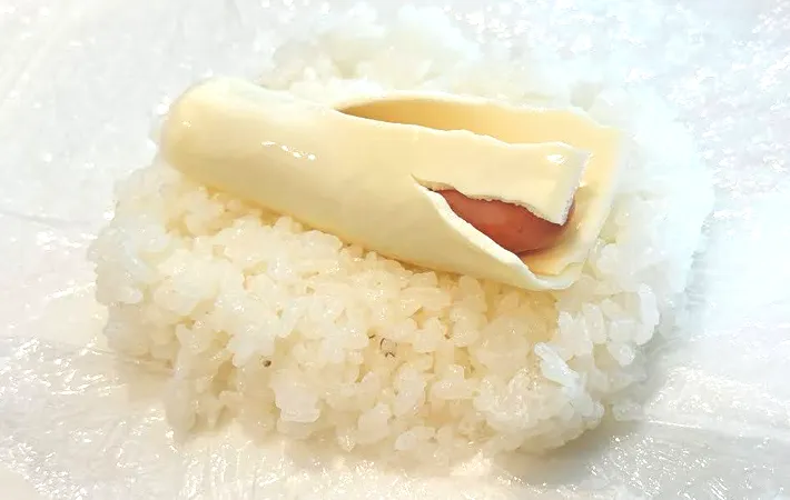 『肉巻きおにぎり』を作る写真（撮影：キジカク）