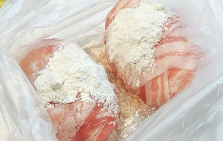 『肉巻きおにぎり』を作る写真（撮影：キジカク）