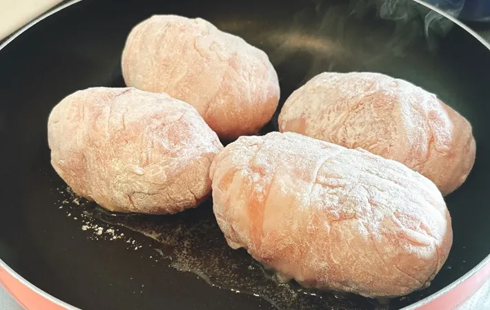 『肉巻きおにぎり』を作る写真（撮影：キジカク）