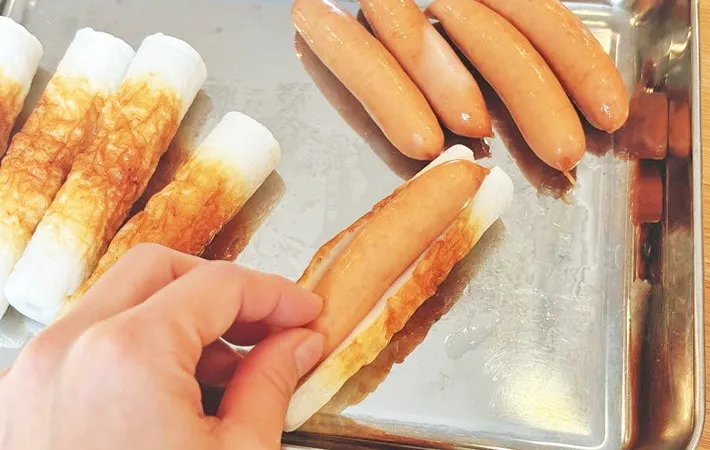 『ちくわドッグ』を作る写真（撮影：キジカク）
