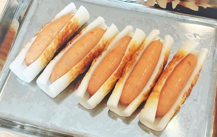 『ちくわドッグ』を作る写真（撮影：キジカク）