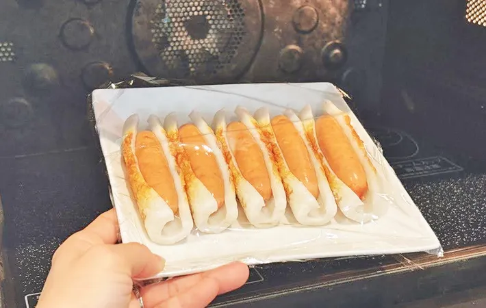 『ちくわドッグ』を作る写真（撮影：キジカク）