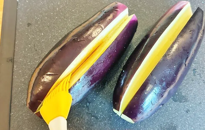 『燻製屋ウインナーのなすドック』を作る写真（撮影：キジカク）