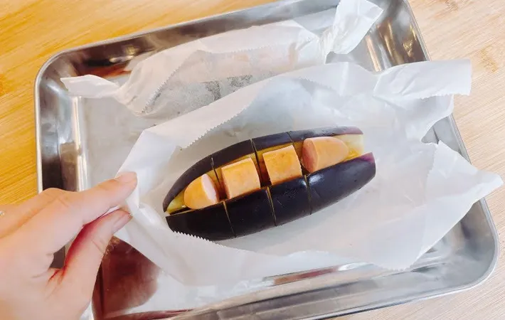 『燻製屋ウインナーのなすドック』を作る写真（撮影：キジカク）