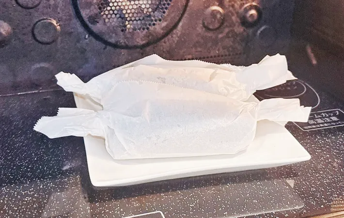 『燻製屋ウインナーのなすドック』を作る写真（撮影：キジカク）