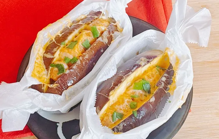 『燻製屋ウインナーのなすドック』の完成写真（撮影：キジカク）