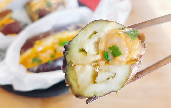 『燻製屋ウインナーのなすドック』の完成写真（撮影：キジカク）