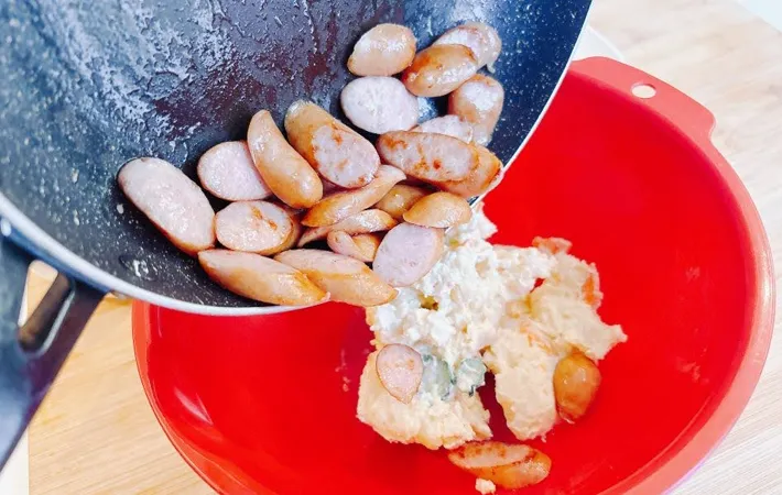 『ウインナー入りポテトサラダ』を作る写真（撮影：キジカク）