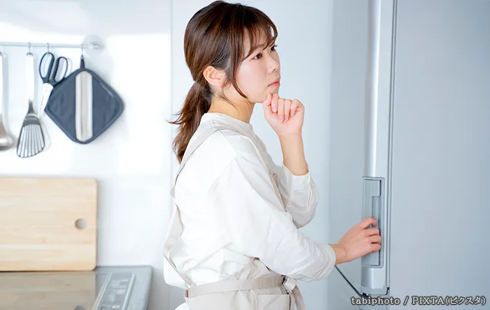 冷蔵庫と女性の写真