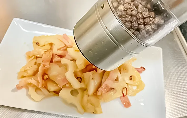 黒コショウを振っている写真（撮影：エニママ）