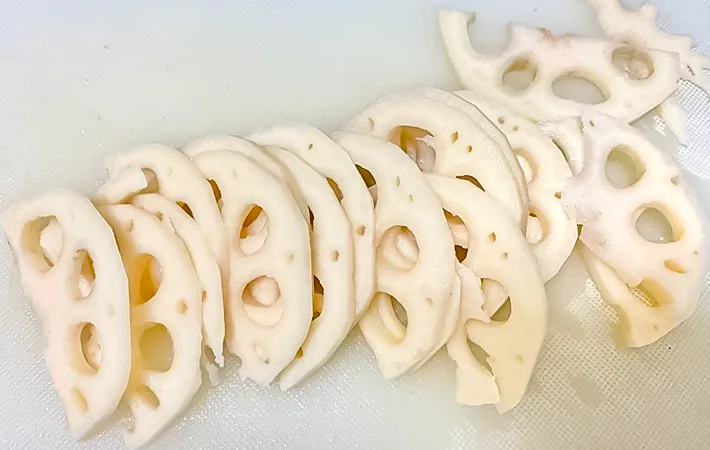 薄切りにしたレンコンの写真（撮影：エニママ）