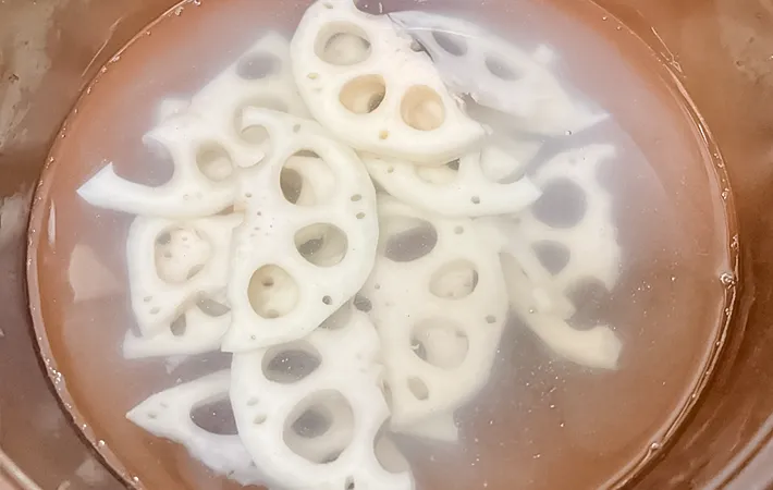 レンコンを水にさらしている写真（撮影：エニママ）