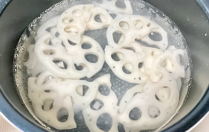 レンコンをゆでている写真（撮影：エニママ）