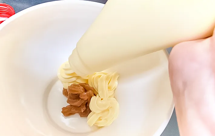 ボウルにマヨネーズを入れている写真（撮影：エニママ）