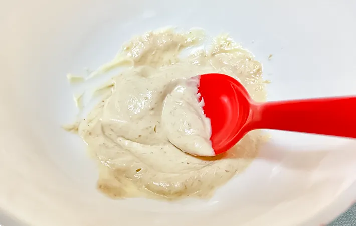 練り梅とマヨネーズを混ぜている写真（撮影：エニママ）