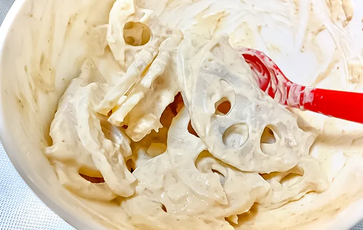 梅マヨネーズとレンコンを和えている写真（撮影：エニママ）