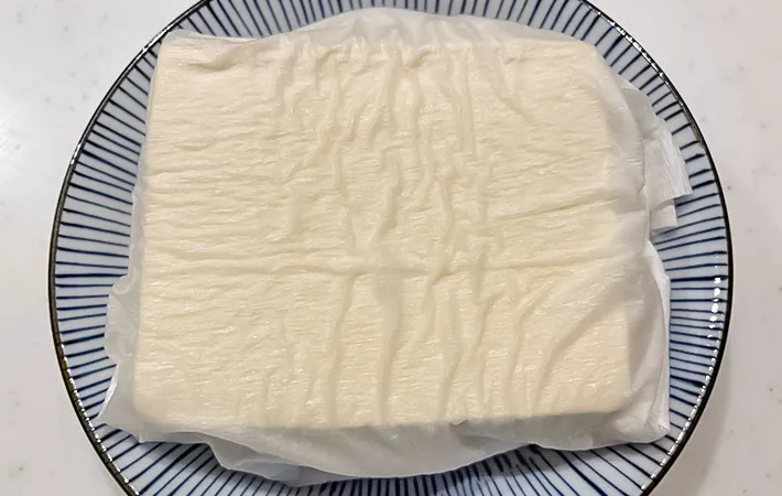 木綿豆腐を加熱する写真（撮影：エニママ）
