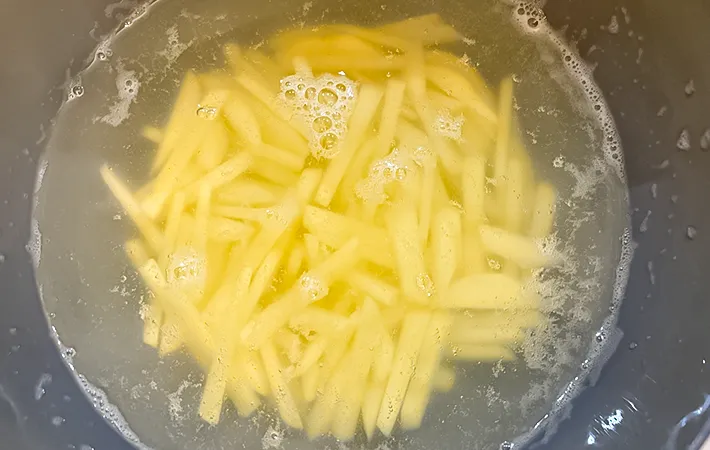 ジャガイモを水にさらしている写真（撮影：エニママ）