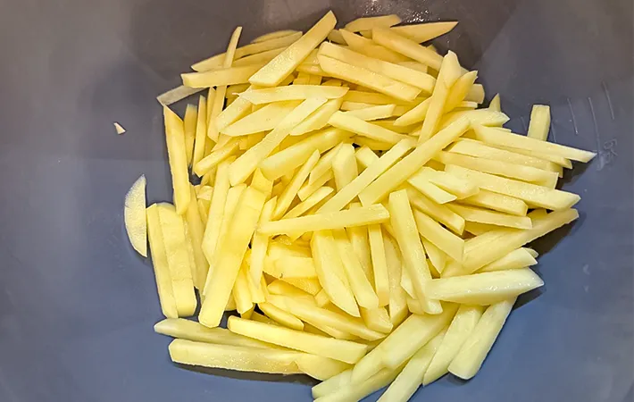 ジャガイモの水気を拭き取った写真（撮影：エニママ）