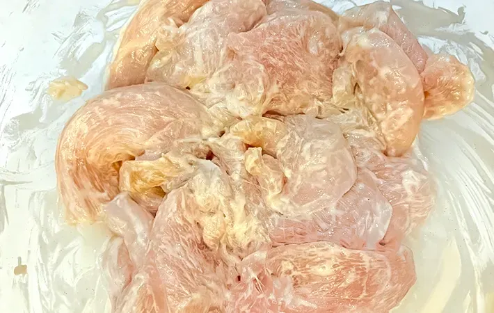 水溶き薄力粉に鶏肉を絡めた写真（撮影：エニママ）