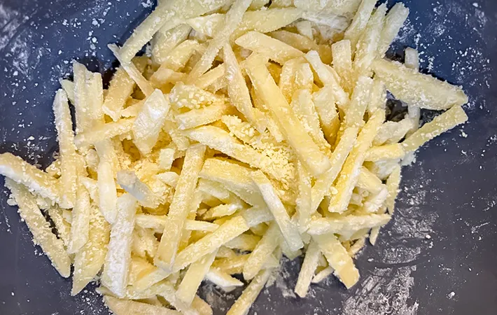 ジャガイモ、粉チーズ、片栗粉を入れて混ぜた写真（撮影：エニママ）