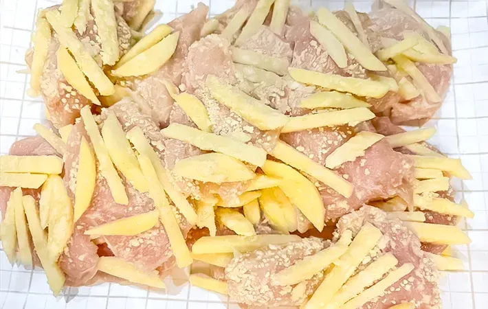 鶏肉にジャガイモをまぶした写真（撮影：エニママ）